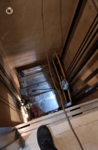 Rescate de dos personas de un ascensor en Torrent